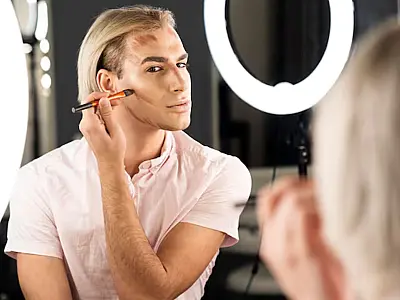 Homem usando maquiagem.