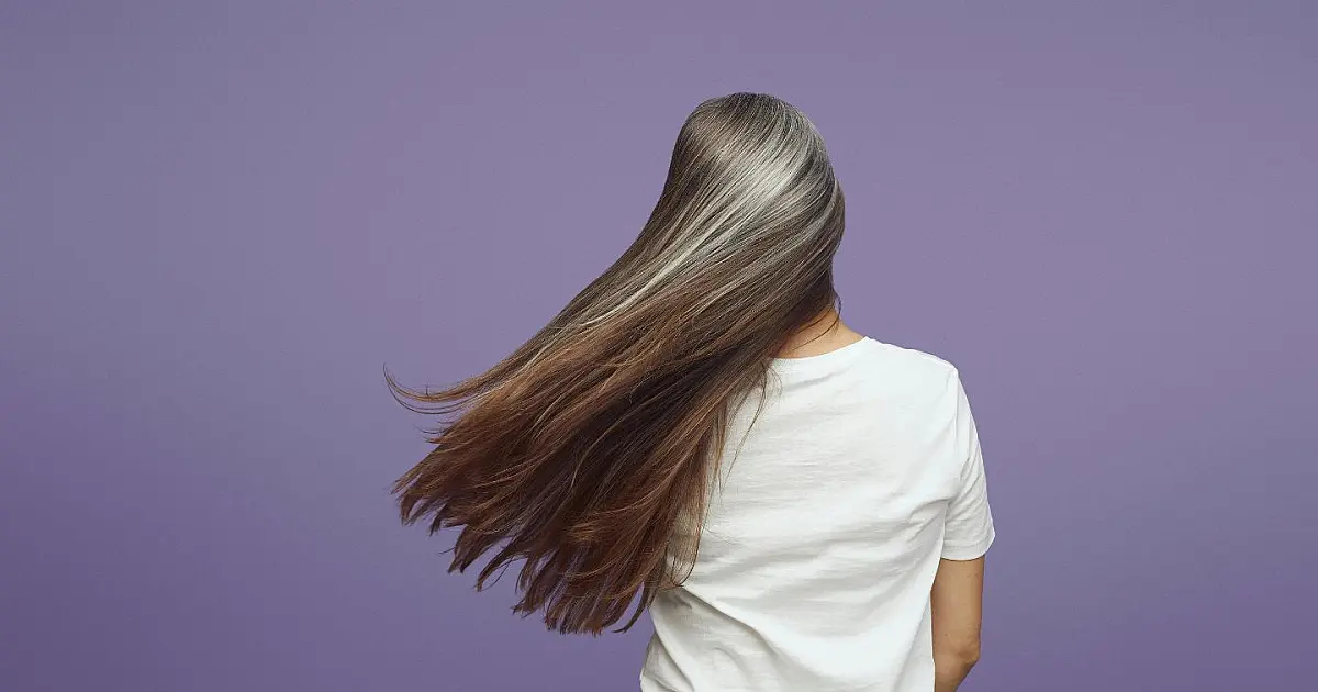 Pessoa com cabelos brancos representa estudo sobre mecanismo biológico de proteção contra o câncer