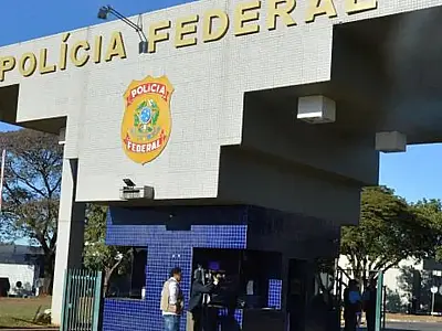 Sede da Polícia Federal durante operação que investiga fraude no INSS na Bahia.