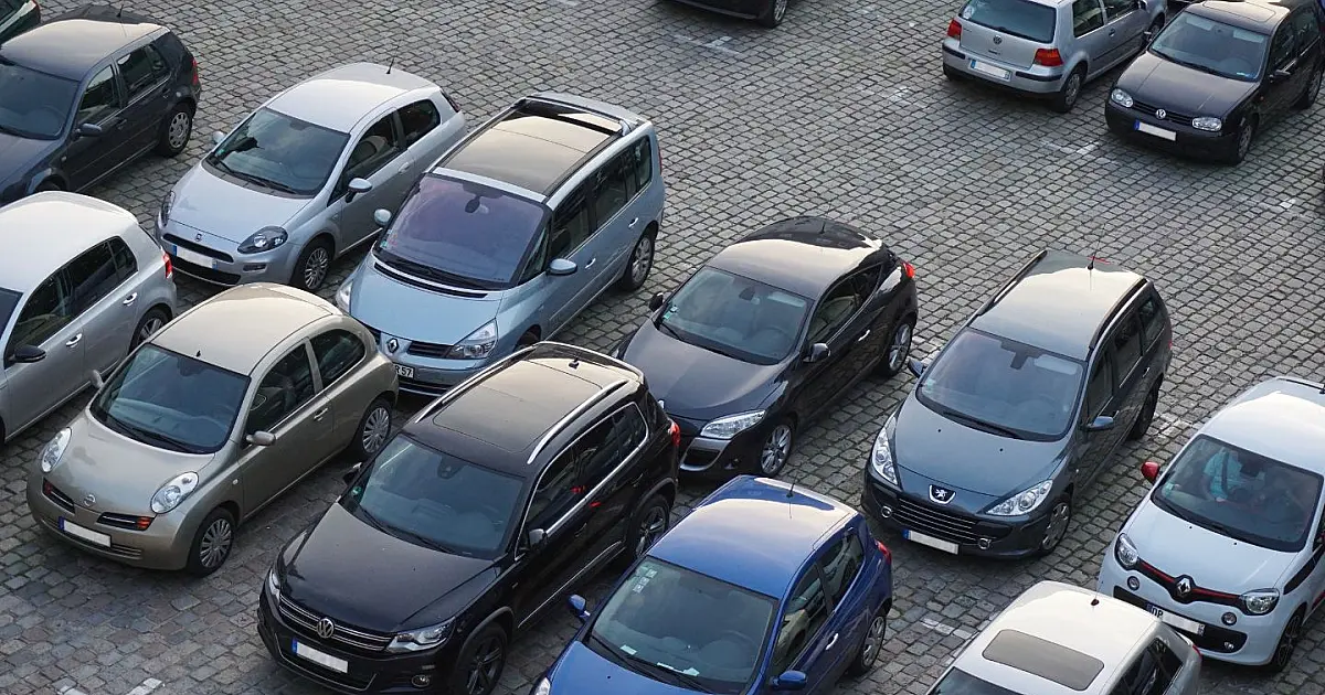 Pessoa analisando financiamento de carro enquanto banco avalia critérios de idade e crédito.