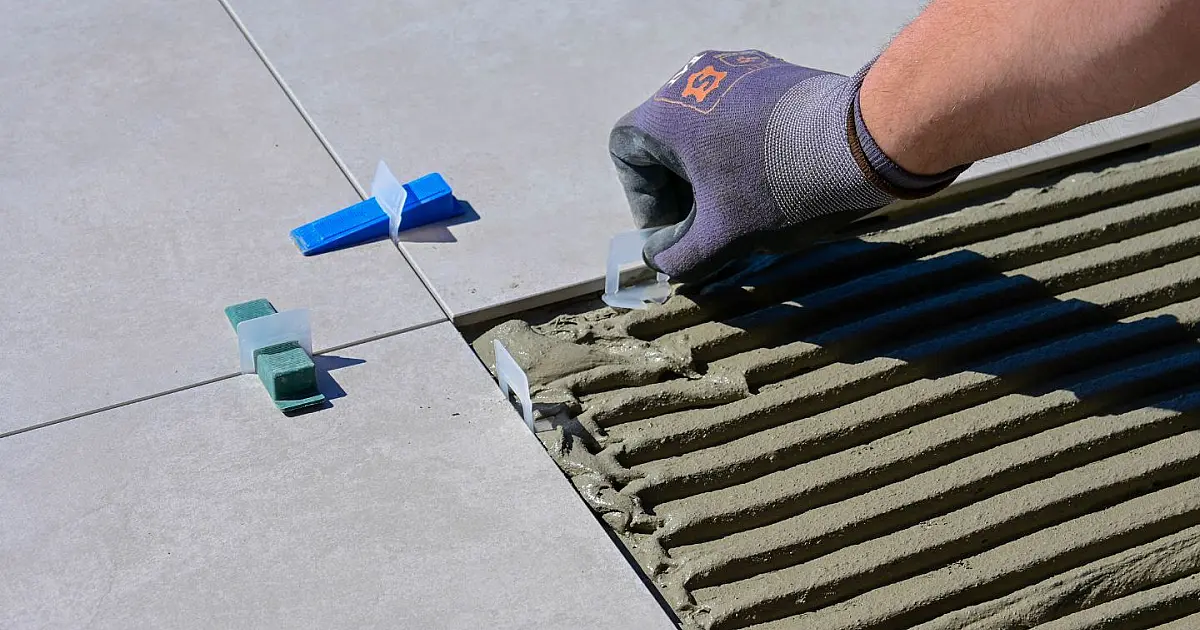 Ambiente residencial moderno com piso vinílico e acabamento em microcimento, tendência de pisos modernos em 2026.