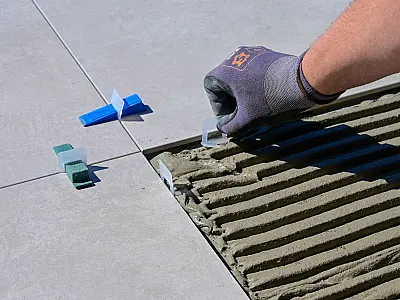 Piso vinílico e microcimento se destacam como alternativas modernas ao porcelanato em 2026.