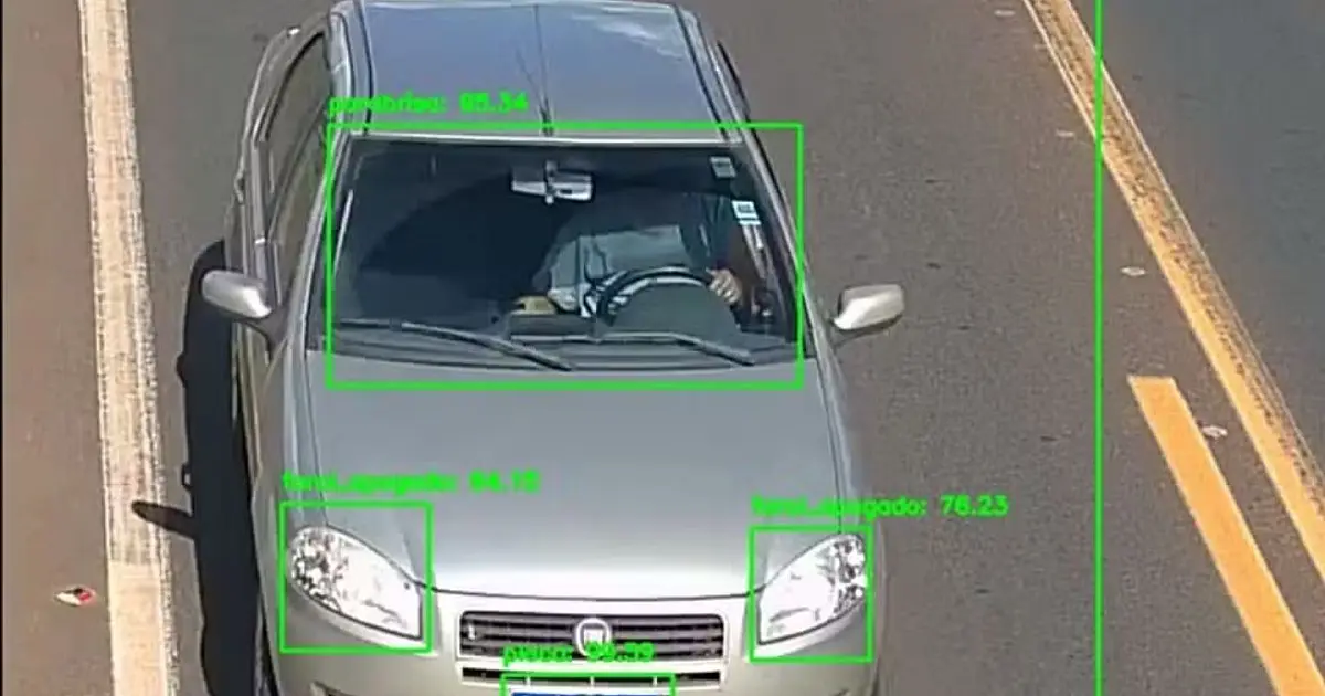 Câmera de trânsito com inteligência artificial monitora motoristas em rodovia do Triângulo Mineiro.