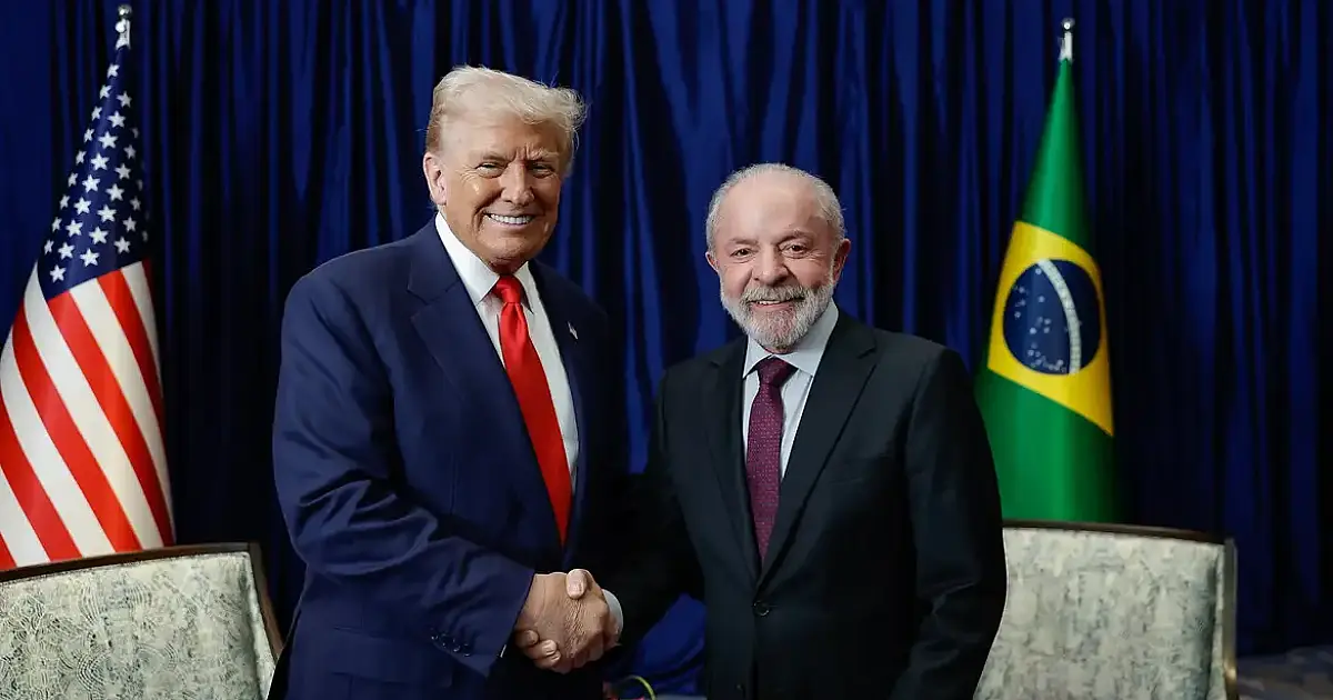 Presidente Lula e presidente Trump posando juntos para retrato oficial em evento diplomático.