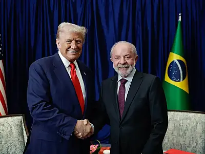 Lula e Donald Trump posam para foto durante encontro em compromisso internacional.