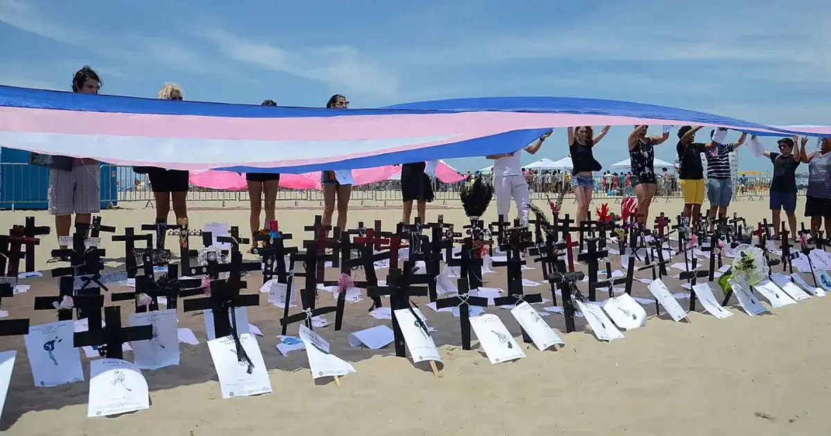 Ato público denuncia violência contra pessoas transexuais e travestis no Brasil.