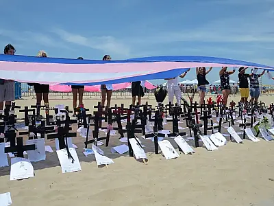 Manifestação chama atenção para a violência contra pessoas trans no Brasil.