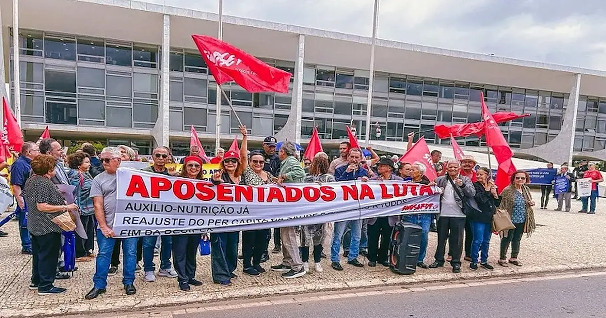 Em frente ao Palácio do Planalto, aposentados e pensionistas cobram atendimento de pautas