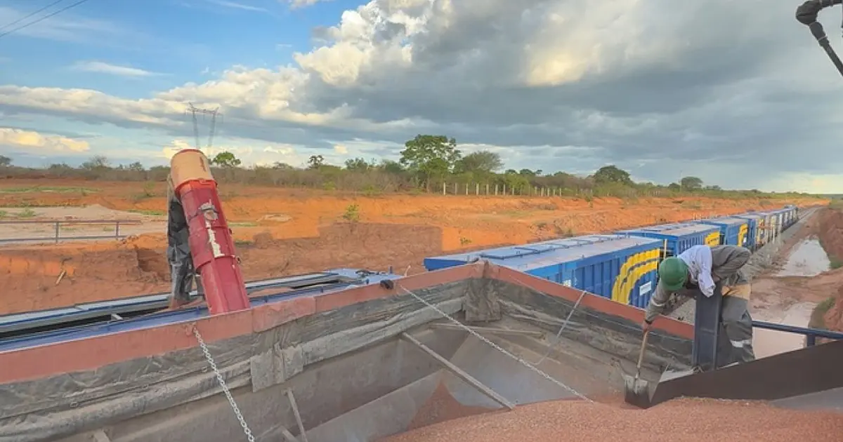 Locomotiva da Ferrovia Transnordestina durante testes operacionais no Nordeste.