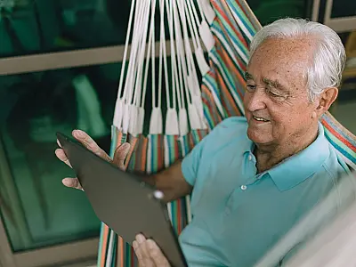 Completar 60 anos garante acesso a direitos e benefícios previstos em lei para a população idosa.