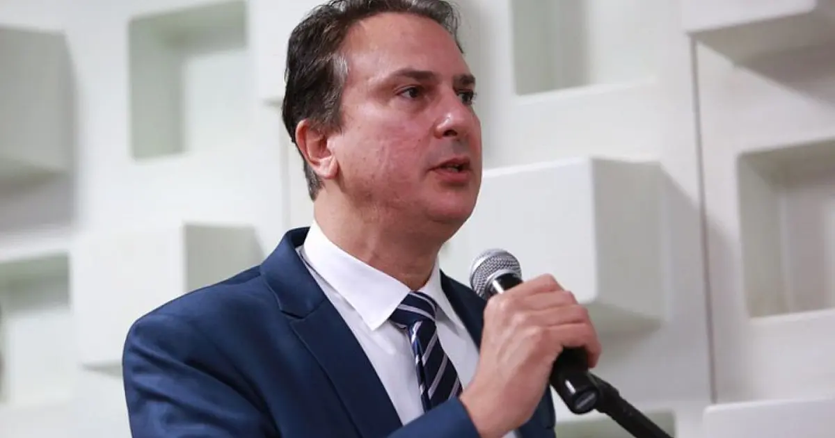 Ministro da Educação durante evento oficial enquanto MEC atrasa divulgação do reajuste do piso dos professores.