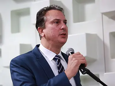 Atraso do MEC no anúncio do reajuste do piso dos professores gera apreensão entre educadores e gestores públicos.