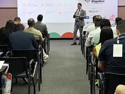 Representante do TCU durante palestra sobre os impactos da reforma tributária em evento municipalista em Maceió.
