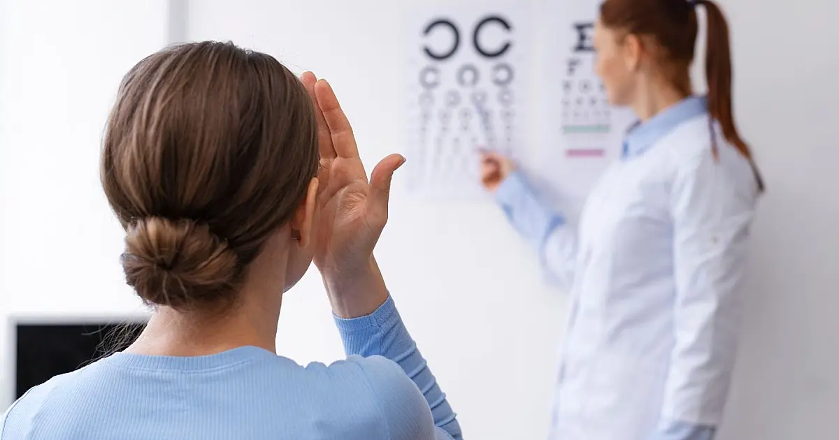 Oftalmologista examinando a visão de um paciente.