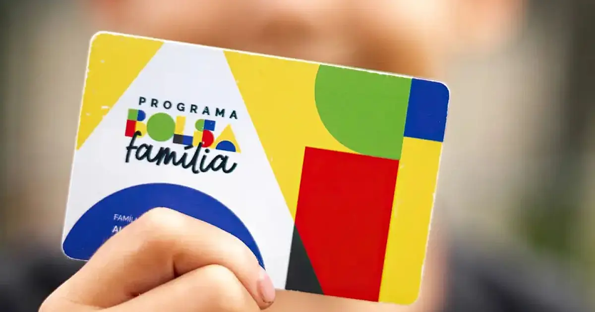 Beneficiário consultando o pagamento do Bolsa Família de janeiro de 2026 com valor médio de R$ 697,77.