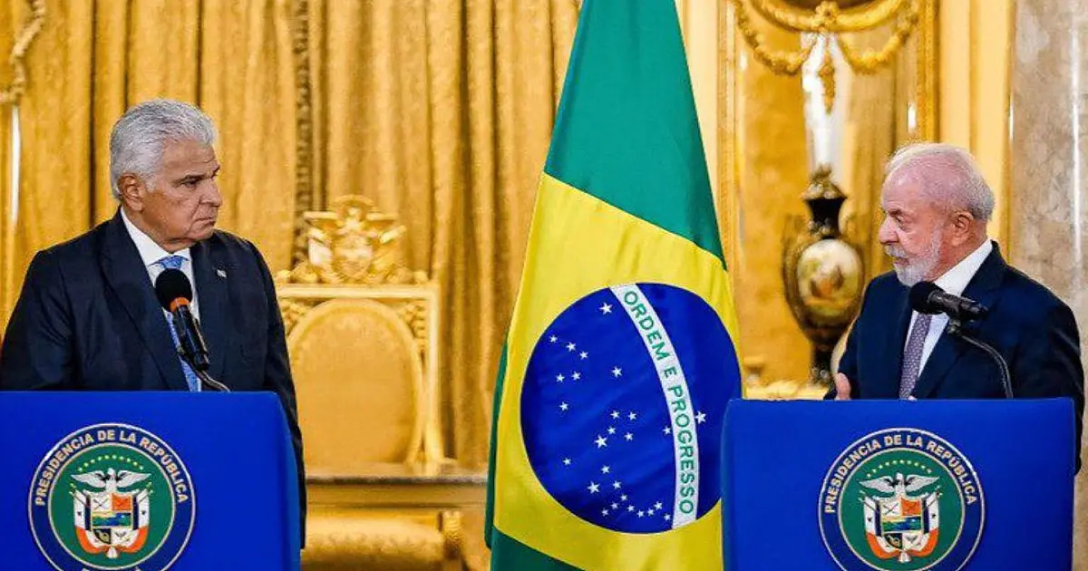 Presidente Lula ao lado do presidente do Panamá durante reunião oficial em visita diplomática.