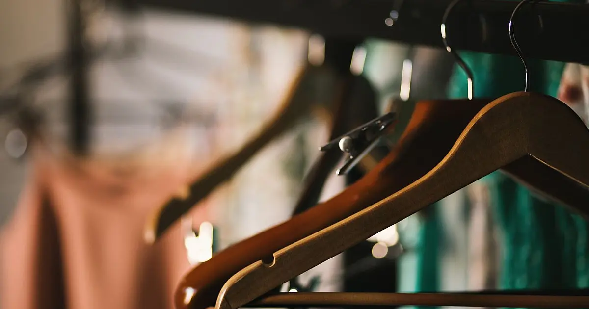 Cabides mágicos organizando roupas em guarda-roupa compacto.