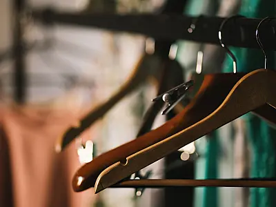 Cabides mágicos ajudam a otimizar espaço e manter o guarda-roupa organizado.