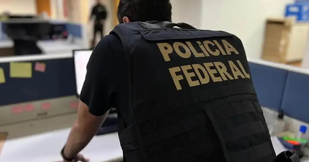 Agentes da Polícia Federal durante operação.