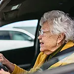 Motoristas acima de 70 anos enfrentam novas regras para renovar a CNH a partir de 2026