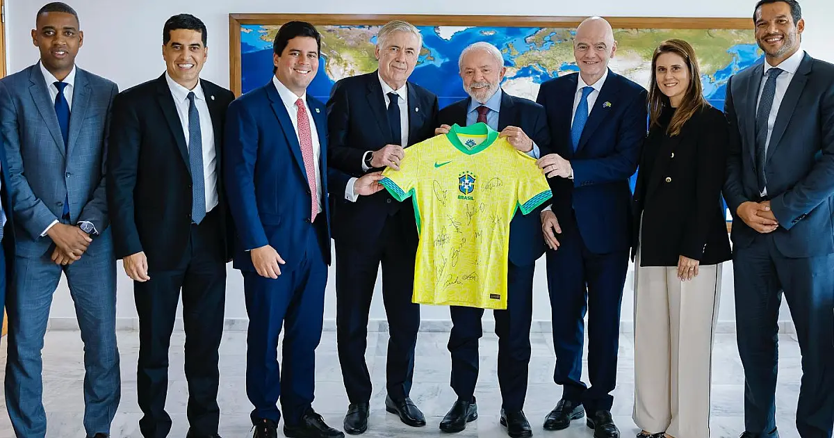 Lula ao lado de dirigentes da CBF e da FIFA durante reunião no Palácio do Planalto.