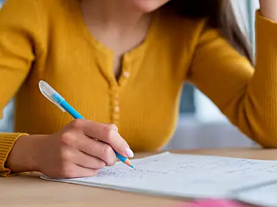 Pessoa fazendo prova.