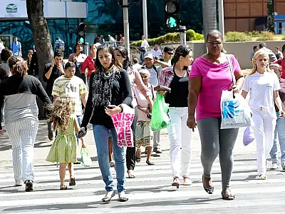 Brasil registra a menor taxa de desemprego da história, segundo dados do IBGE.