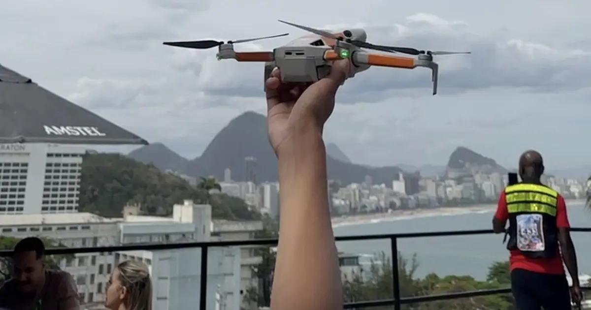 Drones revolucionam turismo nas favelas cariocas no verão 2026