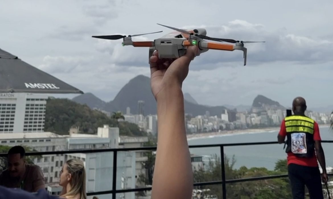Drones revolucionam turismo nas favelas cariocas no verão 2026