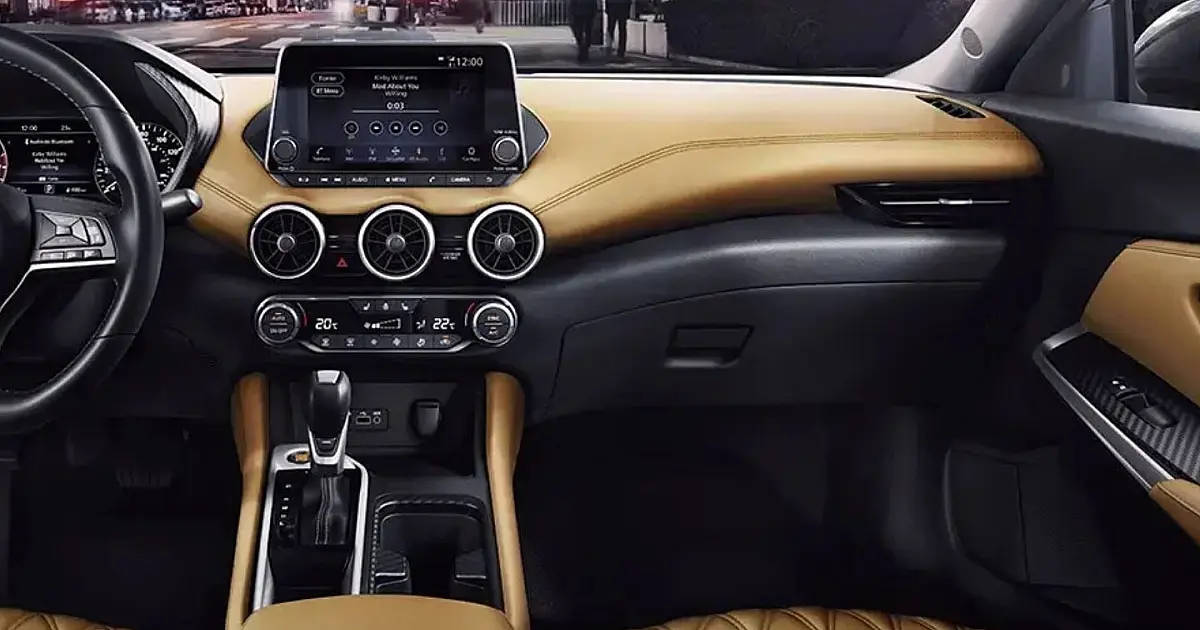 Nissan Sentra 2025 em imagem oficial de divulgação, destacando design moderno do sedã médio