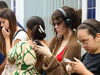 Participantes do Enem acessam informações pelo celular enquanto aguardam resultados.