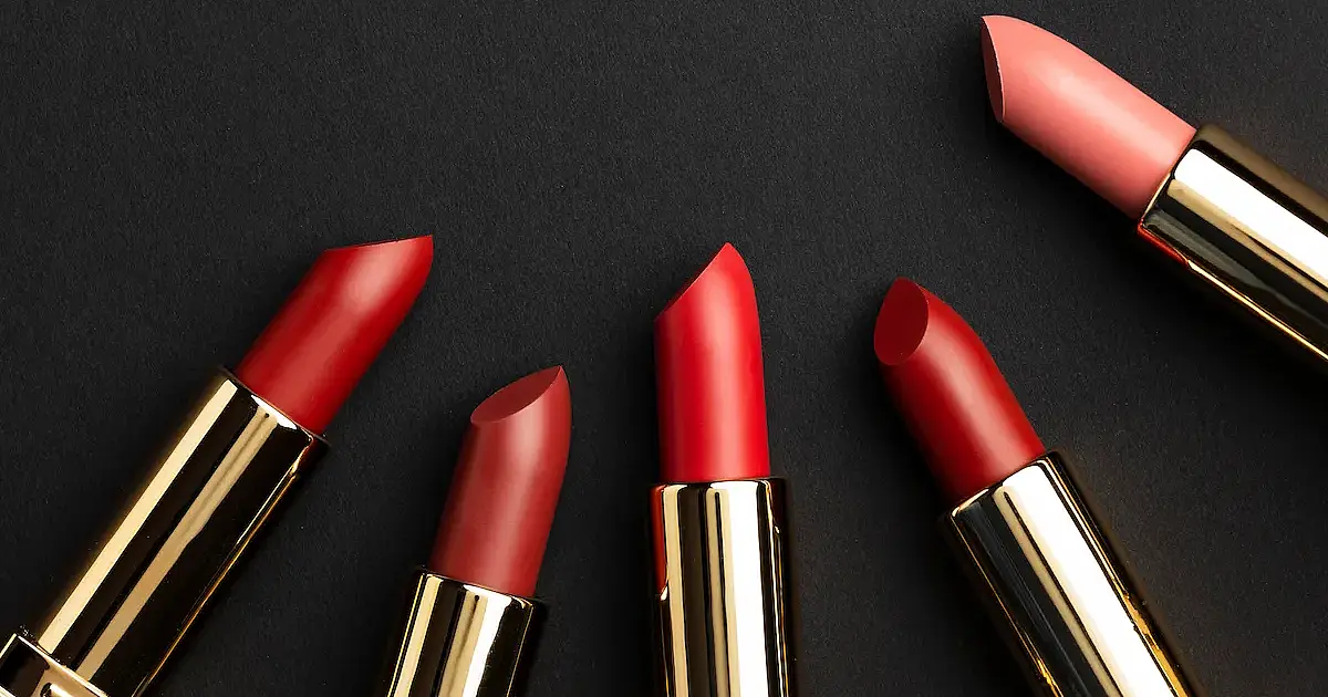 Vermelho queimado: o batom hit do verão 2026 para todas
