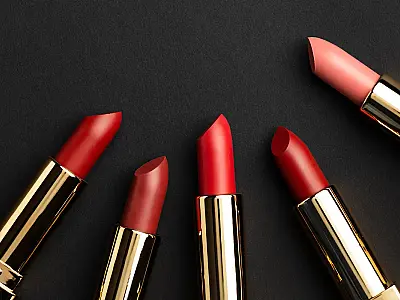 Descubra por que o vermelho queimado é a tendência de batom para o verão 2026.