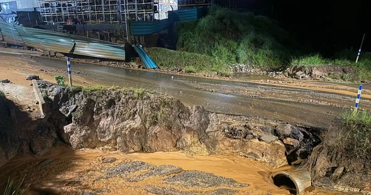 Vala aberta em área de mineração após vazamento de água com sedimentos em Congonhas.