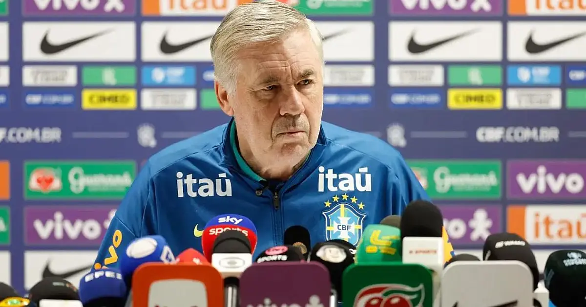Carlo Ancelotti concede entrevista coletiva como técnico da Seleção Brasileira em estádio internacional.