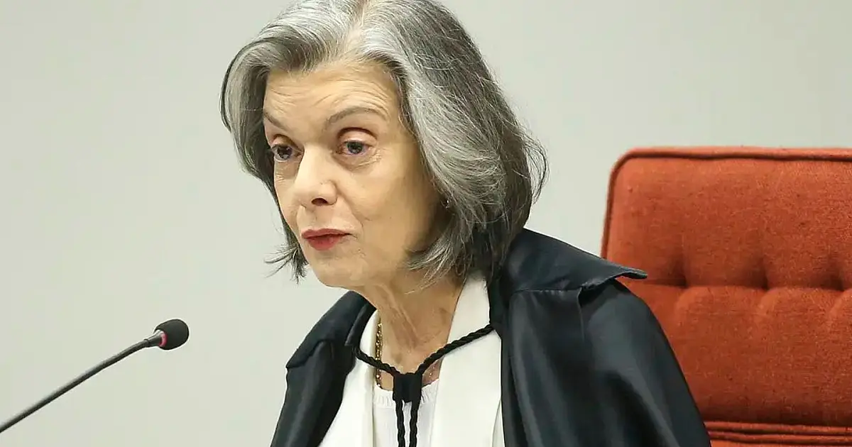 Ministra Cármen Lúcia em atividade de trabalho no Tribunal Superior Eleitoral.