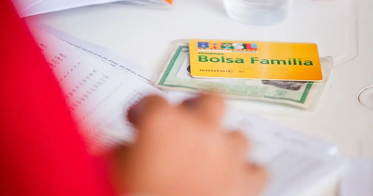 Cartão do Bolsa Família sobre uma mesa em imagem usada em alerta contra desinformação.