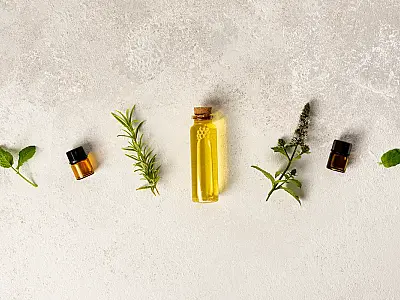 Os óleos essenciais são repelentes naturais contra insetos graças a compostos que irritam seu sistema nervoso.