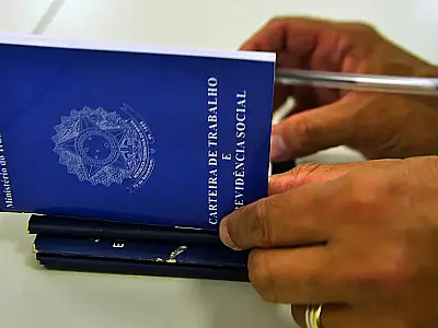 Brasil mantém saldo positivo de empregos formais em 2025, segundo dados do Caged.