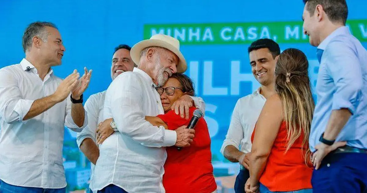 Presidente Lula abraça beneficiária durante entrega de casas do programa Minha Casa, Minha Vida.