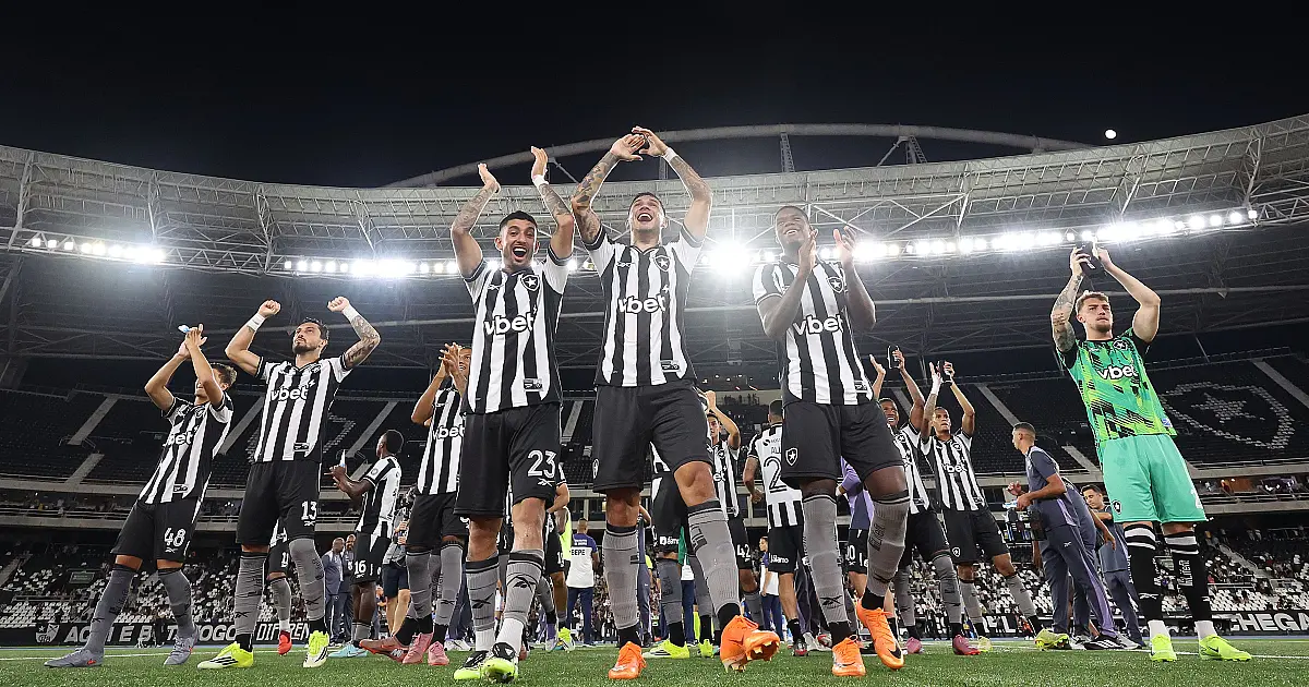 Jogadores do Botafogo comemorando gols contra o Cruzeiro no Brasileirão 2026.