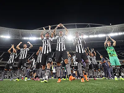 Jogadores do Botafogo comemoram goleada sobre o Cruzeiro na estreia do Brasileirão 2026.