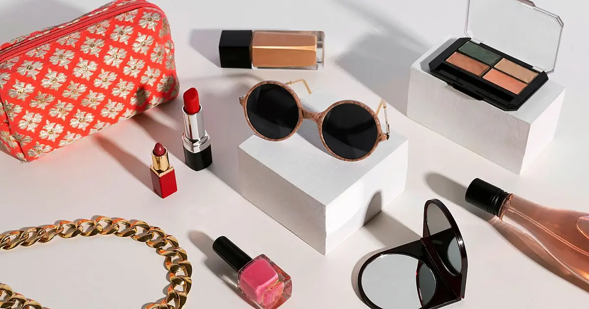 Acessórios de verão como bolsas de palha, óculos grandes e colares florais em looks femininos.