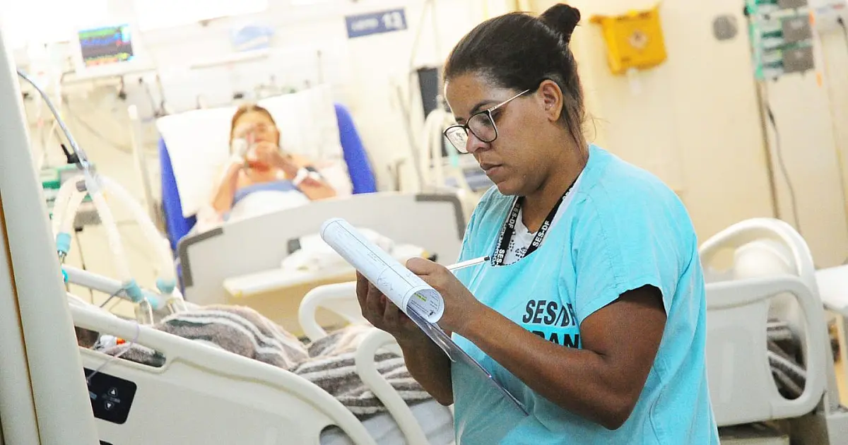 Enfermeiro durante atendimento em unidade de saúde.