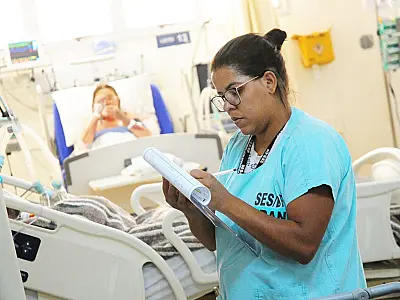 Resolução do Cofen consolida diretrizes para a prescrição de medicamentos por enfermeiros no Brasil.