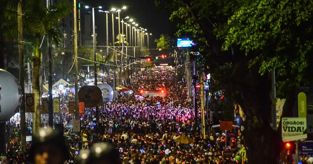 Foliões participam do Carnaval de João Pessoa durante evento promovido pela Prefeitura.
