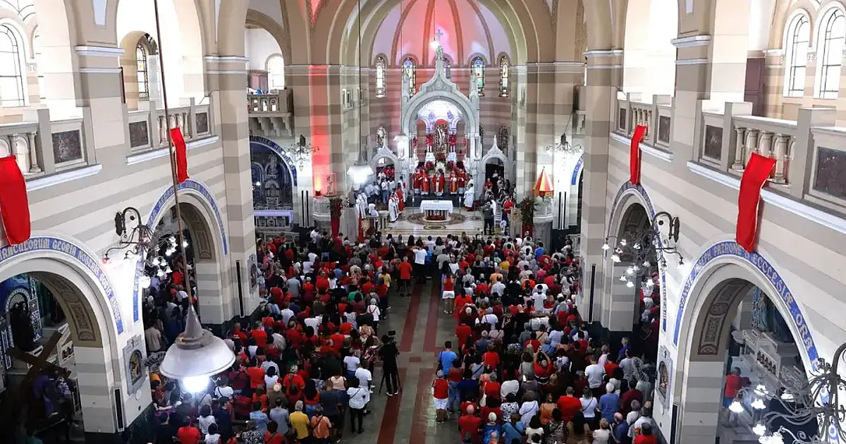 Fiéis reunidos em celebração religiosa em homenagem a São Sebastião no Rio de Janeiro.