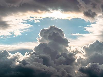 As nuvens carregadas chamadas de cumulonimbus causam temporais severos com raios