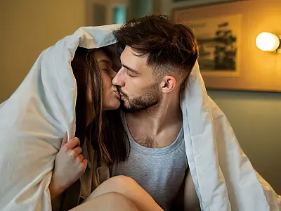 Casal junto na cama.