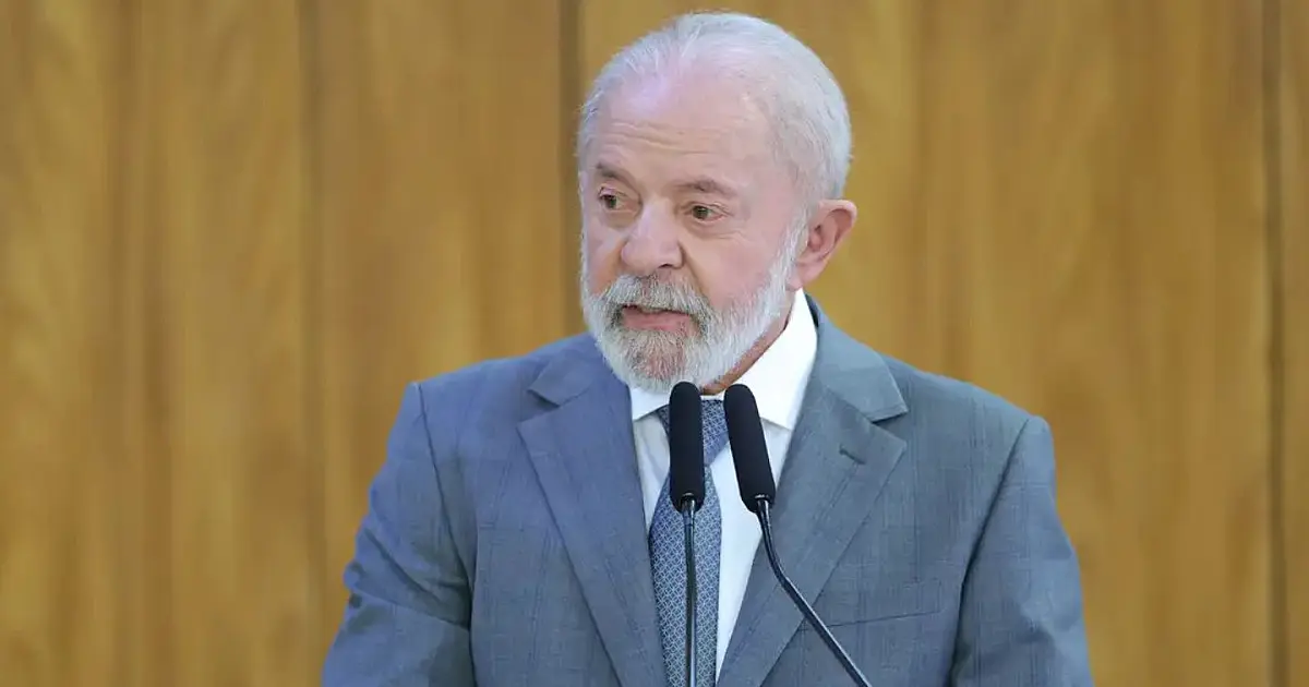 Presidente Lula discursando em evento.